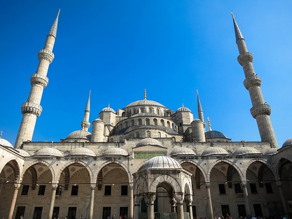 E se provassimo a scoprire Istanbul affidandoci a coloro che nel tempo l’hanno raccontata e che ancora oggi la narrano, la vivono e la amano?