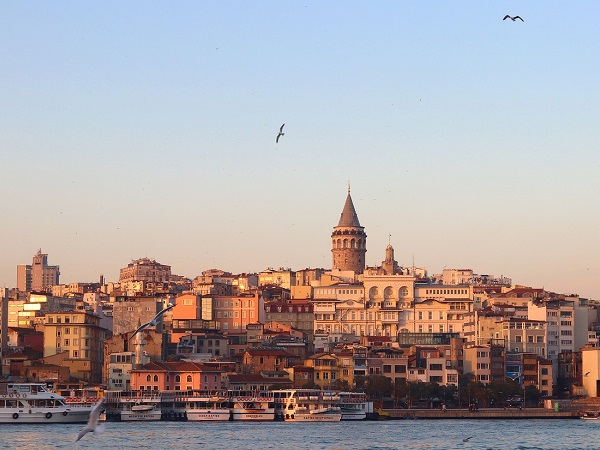 Bisanzio, Costantinopoli, Istanbul. Una e trina, da sempre ponte sospeso fra Oriente e Occidente, caleidoscopio di culture, popoli e religioni, Istanbul è una città che non finisce mai.