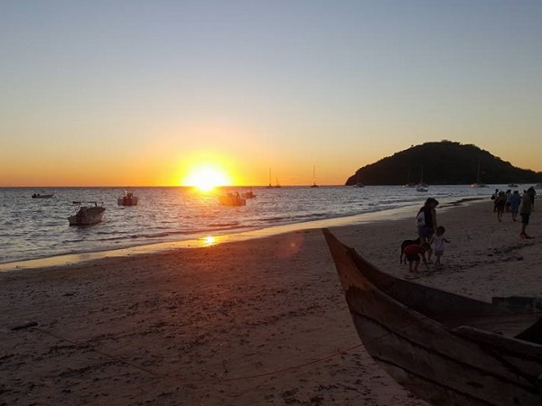 Del Madagascar si ricordano i tramonti, con la palla arancio del sole che scende sotto l’orizzonte fatto di oceano e fa brillare la sabbia