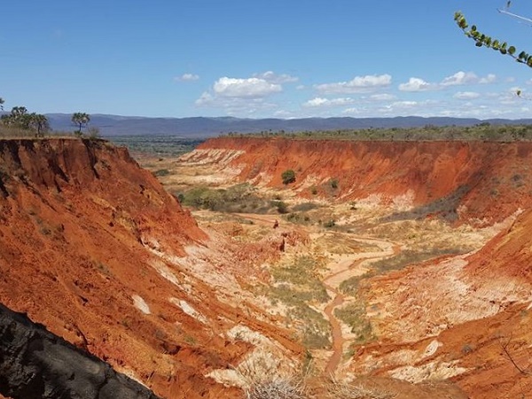 Le sfumature rosse della terra dello Tsingy Rouge, il paesaggio lunare del Madagascar