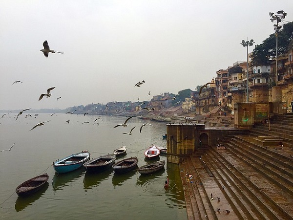 Il dedalo di stradine di Varanasi porta inevitabilmente ai ghat, le scalinate che conducano al Gange.