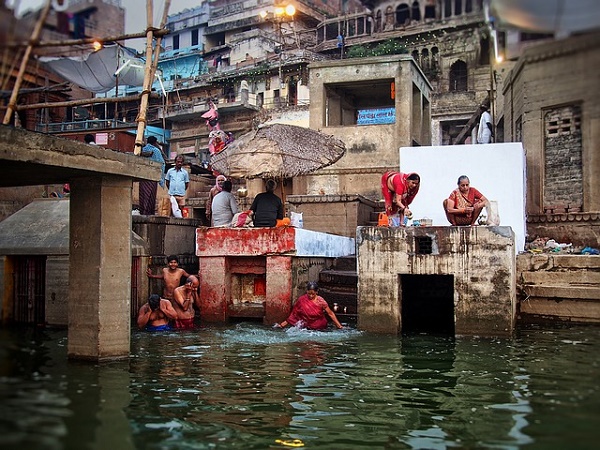 A Varanasi si ha la netta percezione di entrare in un microcosmo unico