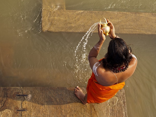 Il modo migliore per visitare Varanasi è quello di camminarle accanto, senza presunzione e senza paura.