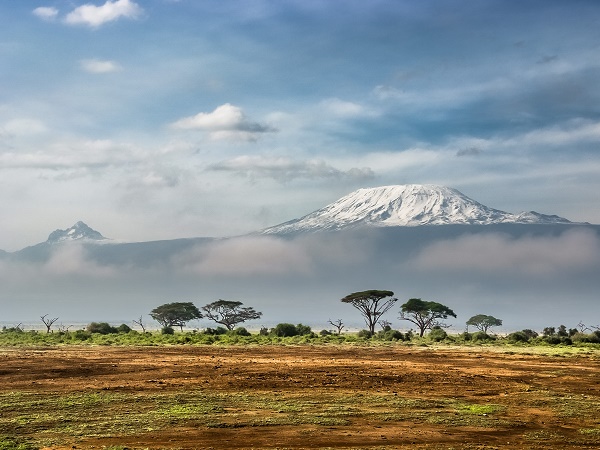 "Fuga sul Kenya. 17 giorni di libertà" è il viaggio riscritto a distanza di anni di tre italiani fuggiti da un campo di prigionia con il solo obiettivo di conquistare la vetta del Kenya.