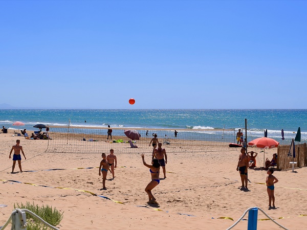 Tre Fontane è una strada e una lunga spiaggia da un lato e, dall’altro, una fila di case che rivivono nei mesi estivi con il ritorno della gente emigrata.