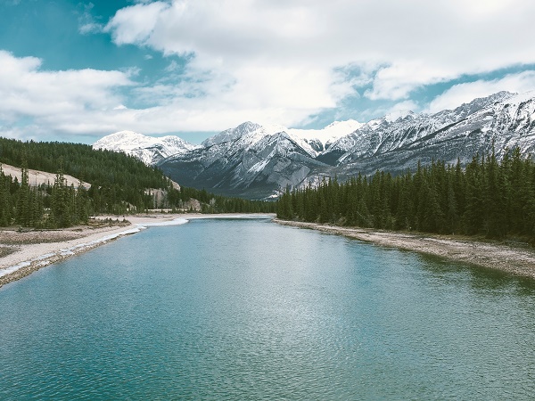 I paesaggi visti su piccolo e grande schermo ci affascinano al punto di farci venire voglia di andarci di persona, così The Revenant ci chiama nelle regioni selvagge dell’Alberta e della British Columbia.