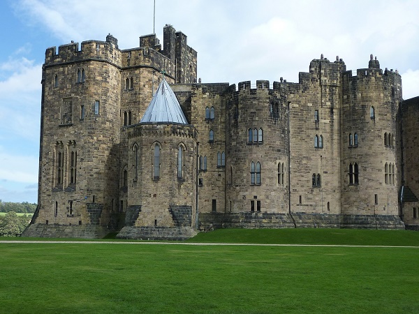 La scuola di magia di Hogwarts è un castello che si trova a Alnwick, località a sud di Edimburgo affacciata sul Mare del Nord.