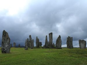 Il richiamo della storia leggendaria del popolo scozzese conduce ai menhir di Callanish.