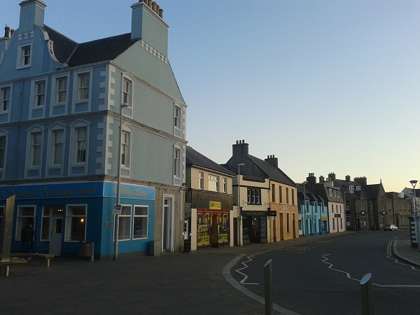 Stornoway, sulle isole Ebridi, in una mite sera di maggio. 