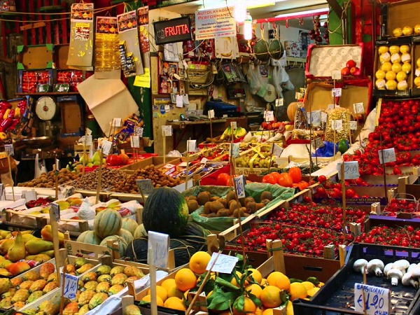 Il mercato storico di Ballarò è il luogo dove ascoltare il dialetto palermitano in tutte le sue sfumature.