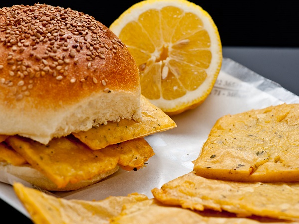 La cucina di Palermo merita un'esplorazione. Tra il cibo da strada consigliamo pane e panelle.