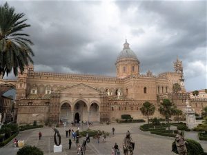 La Cattedrale di Palermo, esempio dell'arte arabo-normanna che caratterizza la città.