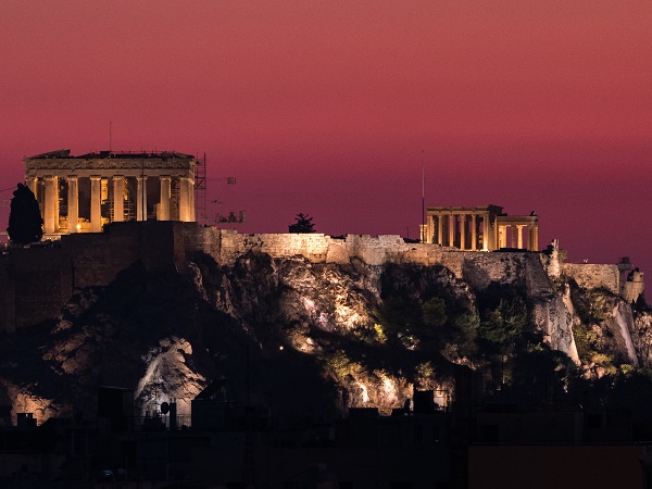 Per San Valentino prenota una cena al Thissio View Restaurant così che, tra una piatto tipico e l’altro, si possa godere la vista sull’Acropoli e sull’intera città di Atene e dimenticare la sorte infelice del santo protettore degli innamorati.