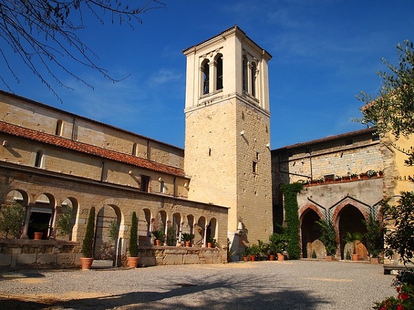 San Giovanni in Valle fu costruita su di un’antica necropoli romana e cristiana; sorge vicino all’antico Vallo Teodoriciano, area d’insediamento longobardo, e la tradizione la vorrebbe cattedrale ariana.