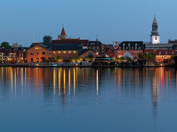 Aalborg, nella Danimarca settentrionale, oltre a essere ai primi posti nelle classifiche delle cittadine più felici del continente ospita il carnevale più grande del Nord Europa.