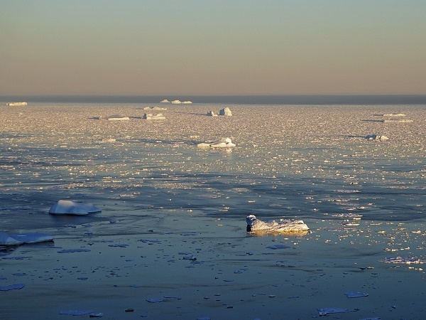 L’isolamento dai collegamenti via nave a causa del ghiaccio marino non consente un rifornimento continuo dei beni di consumo, con conseguente rischio di indisponibilità di alcuni articoli. 