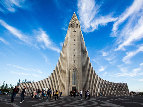 La vostra stella polare sarà l’Hallgrímskirkja, la chiesa che imita le formazioni laviche colonnari e che domina la città dall’alto di una collina.