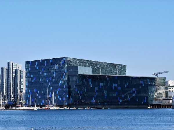 Raggiungete il porto e visitate l’Harpa, la costruzione in vetro che domina il lungomare.