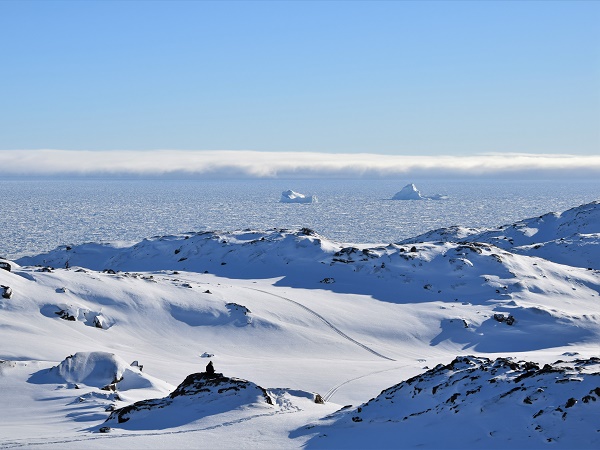 Dal punto panoramico alle spalle del villaggio si vede il mare aperto, che nell’inverno polare è più un puzzle 3D nei toni del bianco e dell’azzurro.