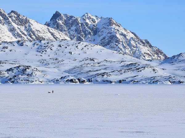 Il fiordo di King Oscar alterna gelo a disgelo; quando la superficie è sicura i pescatori con slitta al seguito vanno in cerca della loro postazione.