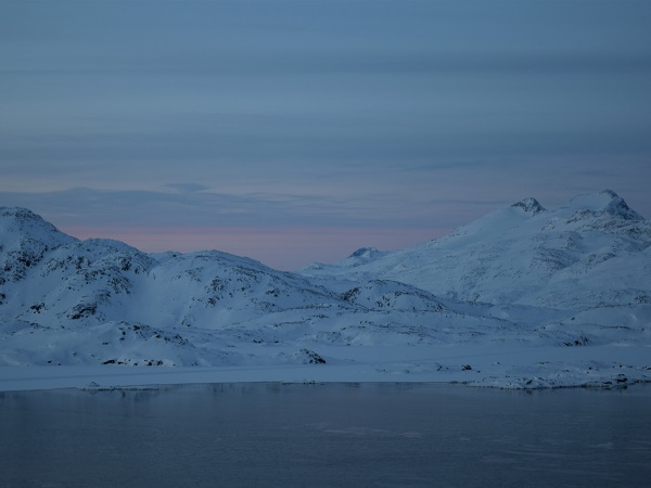 Da fine febbraio, in 4 settimane a Tasiilaq, sulla costa orientale della Groenlandia, la realtà è venuta a galla come le bolle d’aria in una vasca da bagno.