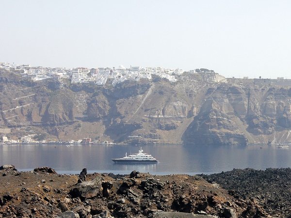 La maggior parte delle persone arriva a Santorini con la nave da crociera, risale la scalinata con l’asinello, visita Fira e Oia, se è fortunata vedrà il tramonto, quindi prenderà la funivia per tornare alla nave.