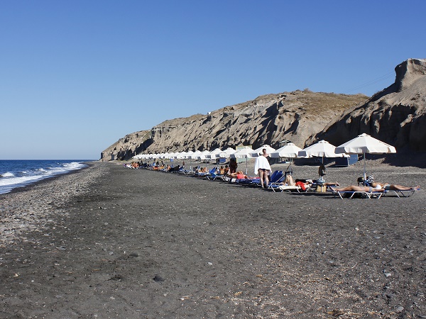 Non si va a Santorini per cercare spiagge caraibiche e acque calde e cristalline.