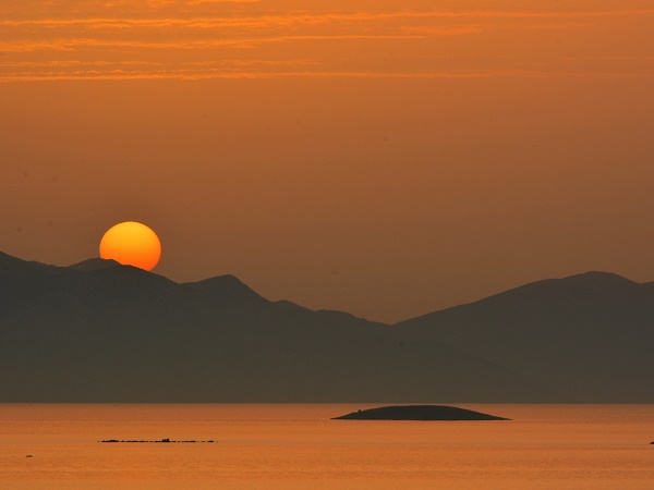 Chissà come reagirebbe Erodoto vedendo gruppi di persone in fila indiana, lui che scrutò il mar Egeo chiedendosi che cosa ci fosse oltre le isole che vedeva.