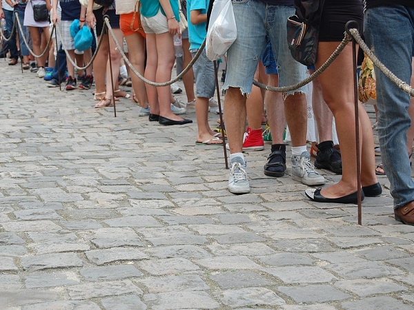 Chissà come reagirebbe Erodoto vedendo gruppi di persone che si muovono ondeggiando in fila indiana da un luogo all’altro delle città.