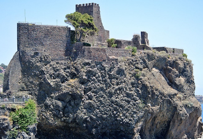 La Riviera dei Ciclopi è il tratto di costa che si estende da Aci Castello ad Acireale.