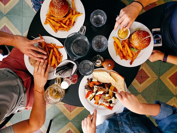 Ci ha accomunati solo la lamentela per il caldo; loro erano desiderosi della combinazione “italianissima e molto lacustre” caffè americano e hamburger.