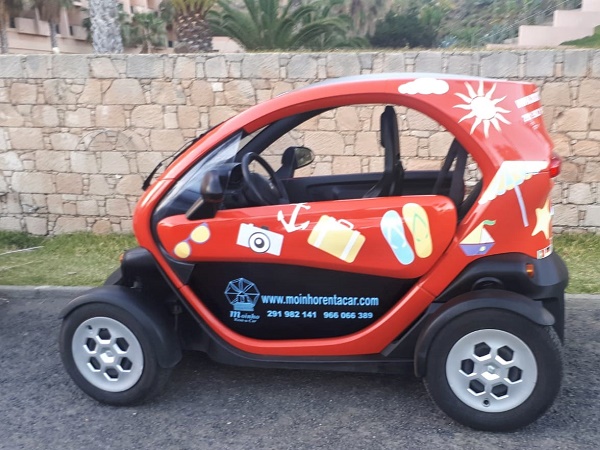 Rientro dal centro affittando una minicar, un’auto a due posti coloratissima, e mi godo la mia indipendenza decidendo di fermarmi a prendere un aperitivo.