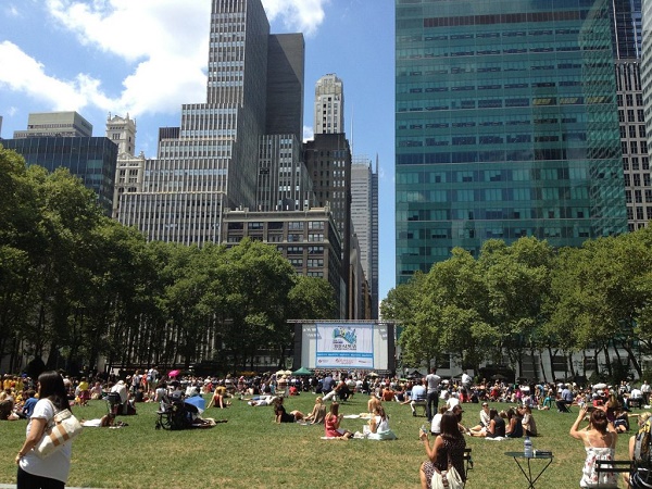 Quando andrai a vedere Times Square, fai anche un salto a Bryant Park, soprattutto se è una giornata di sole.