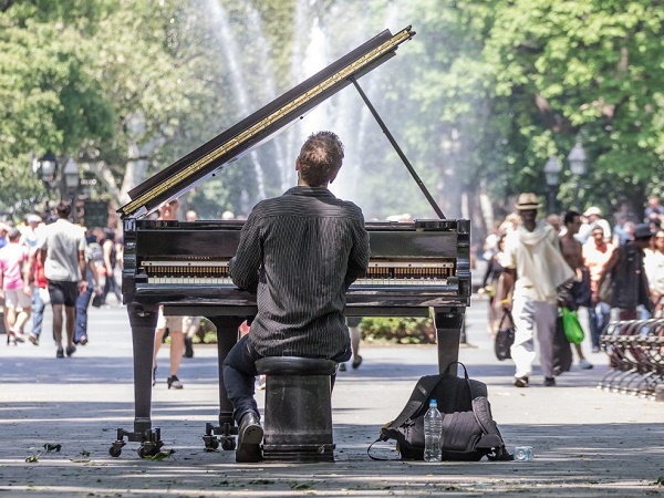 All’inizio della Fifth Avenue, nel Greennwich Village, troverai il Washington Square Park.