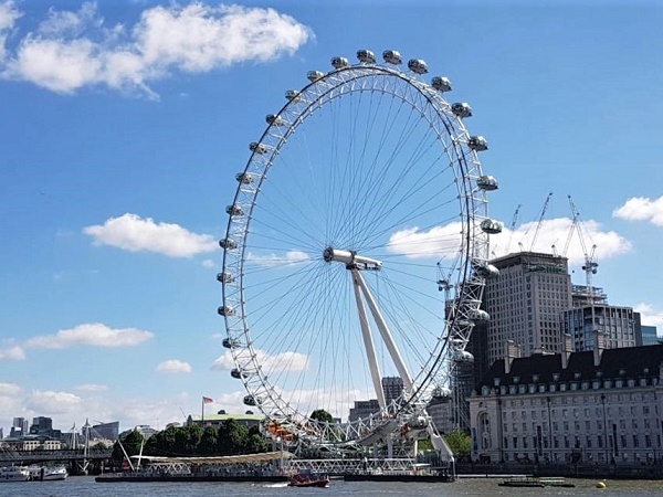 Tra gli essenziali per un viaggio a Londra: da Trafalgar Square a Buckingham Palace a piedi e uno sguardo sulla città dall’alto della ruota panomarica di London Eye.