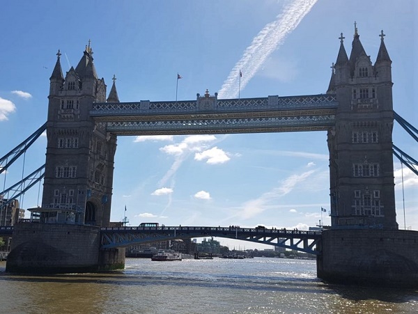 Si può sapere che Londra è la citta del Tower Bridge e del Big Ben, dell’abbazia di Westminster e di Buckingham Palace, eppure essere a Trafalgar Square e saper raggiungere questi posti è tutta un’altra cosa.