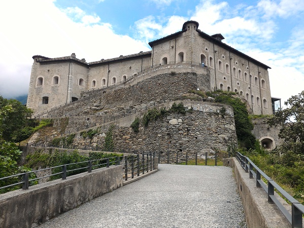 Quando arrivi da sud il Forte di Bard è una struttura squadrata e grigia posata sulla cima di una piramide di roccia.