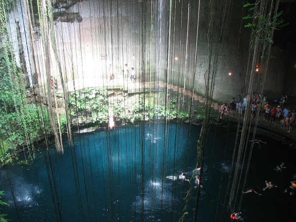 Il “viaggiante”, colui che viaggia con la mente e con il cuore, si potrà immergere nelle acque sorgive dei famosi Cenotes (termine che significa “acque sacre”), ossia grotte caratterizzate dalla presenza di acqua dolce, tipiche dell’America Centrale e del Messico. 