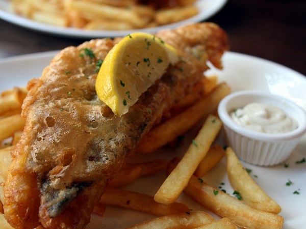 Arriviamo a ora di pranzo. Ci infiliamo nel primo pub e ordiniamo un classicone imperdibile: fish and chips.