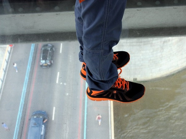 Saliamo sul Tower Bridge, dove camminiamo sulle passerelle con il pavimento in vetro.