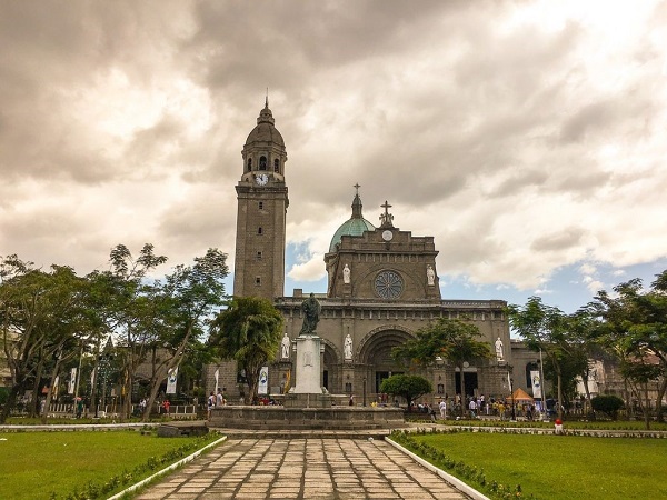 A Intramuros, la parte più vecchia di Manila, si trovano la cattedrale e la chiesa di San Augustin.