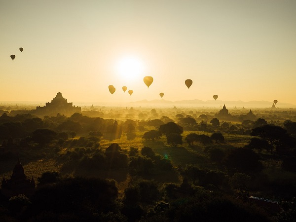 A viaggiare si impara: da grandi, viaggio dopo viaggio, o da bambini insieme ai genitori. Si può imparare anche giocando, seduti intorno a un tavolo.