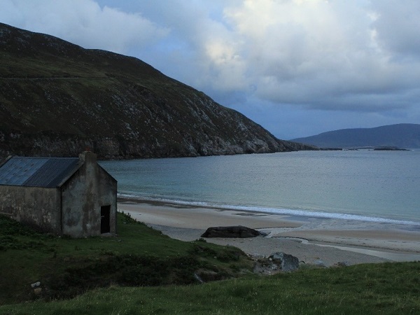 L’Irlanda emoziona grazie a incontri speciali, con piccoli uomini ricolmi di musica e una natura poetica.