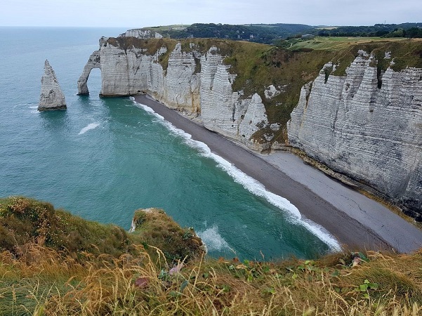 Scogliere bianche, di granito rosa e di alabastro, spiagge sabbiose impregnate di storia, fari, case a graticcio, mura e castelli, ostriche e galettes: tutto questo si trova in Normandia e in Bretagna.