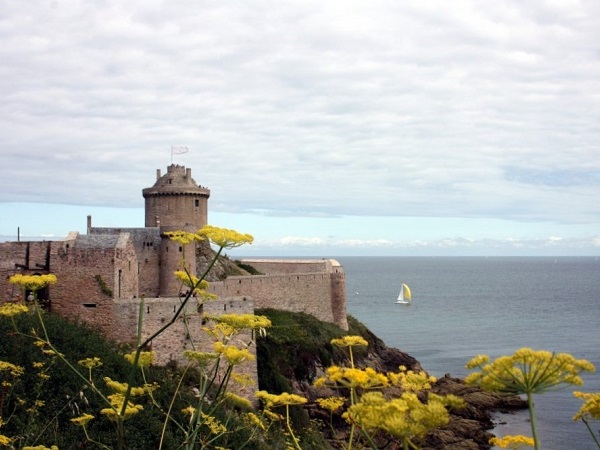 A Fort la Latte merita una visita il castello, costruito in cima a un promontorio da cui si gode di panorami meravigliosi.