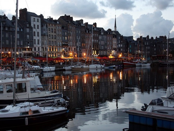 Honfleur, che con il suo porticciolo e le viuzze sembra uscita da una storia di bucanieri.