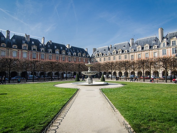 Per calarti nell’atmosfera parigina, puoi gironzolare nel quartiere Marais, fino alla piazza più antica di Parigi, l’incantevole Place des Vosges.