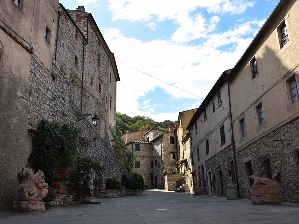 Quando per strada ci sono poche persone e trovare parcheggio non richiede sforzo alcuno, passeggiare per i vicoli dei borghi medievali può rivelarsi un’esperienza più ricercata del completare la lista dei luoghi che le guide turistiche ti ordinano di visitare.