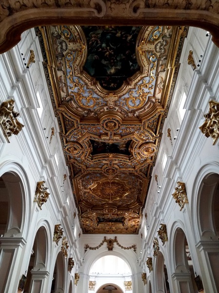 L’interno di San Bernardino lascia a bocca aperta, con le pareti di un bianco accecante e il tripudio d’oro del soffitto.