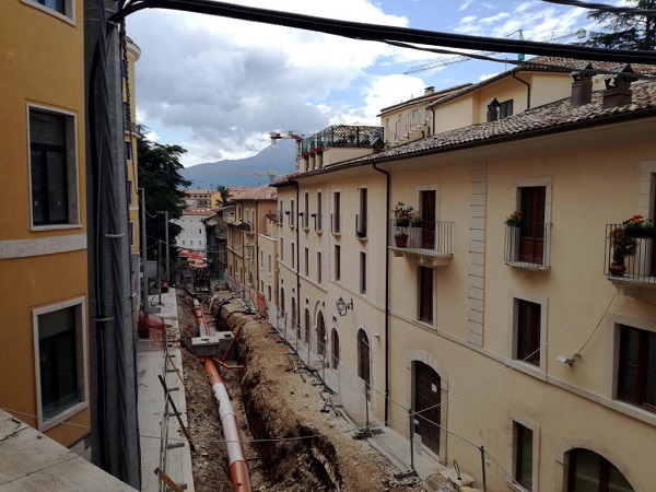 Le strade de L'Aquila hanno ancora i solchi dei tubi e vanno asfaltate, ma a ben vedere il più è fatto